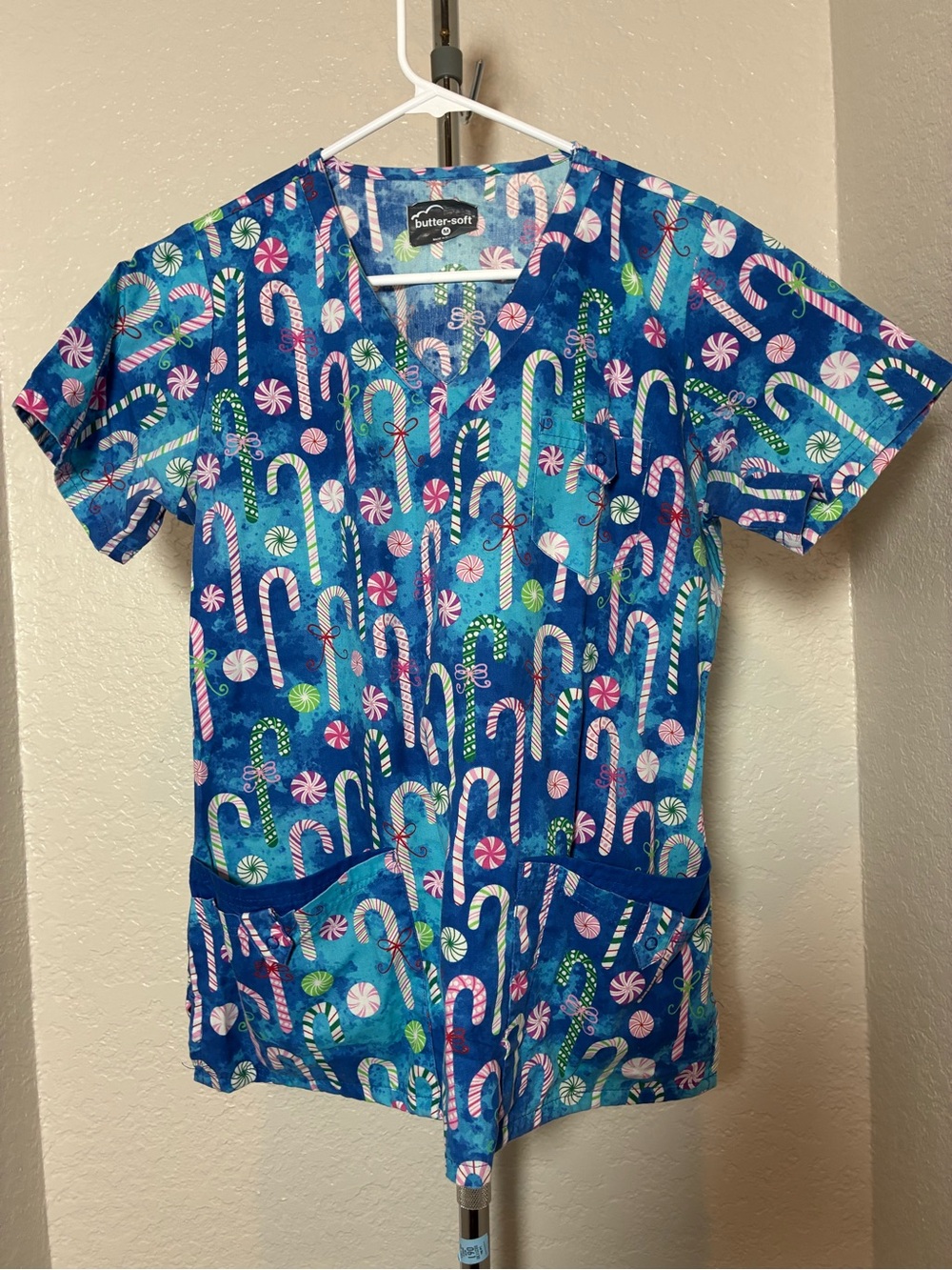 Butter-Soft Blue Candy Cane Print Women’s Scrub Top Size M